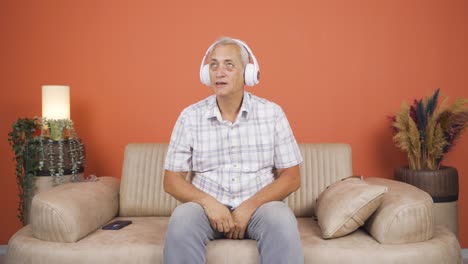 Hombre-Feliz-Escuchando-Música-Con-Auriculares.